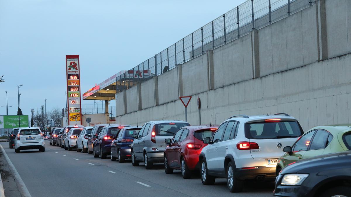 Cola de coches para repostar en la gasolinera de bajo coste de Alcampo, en Valdefierro, a mediados de marzo.