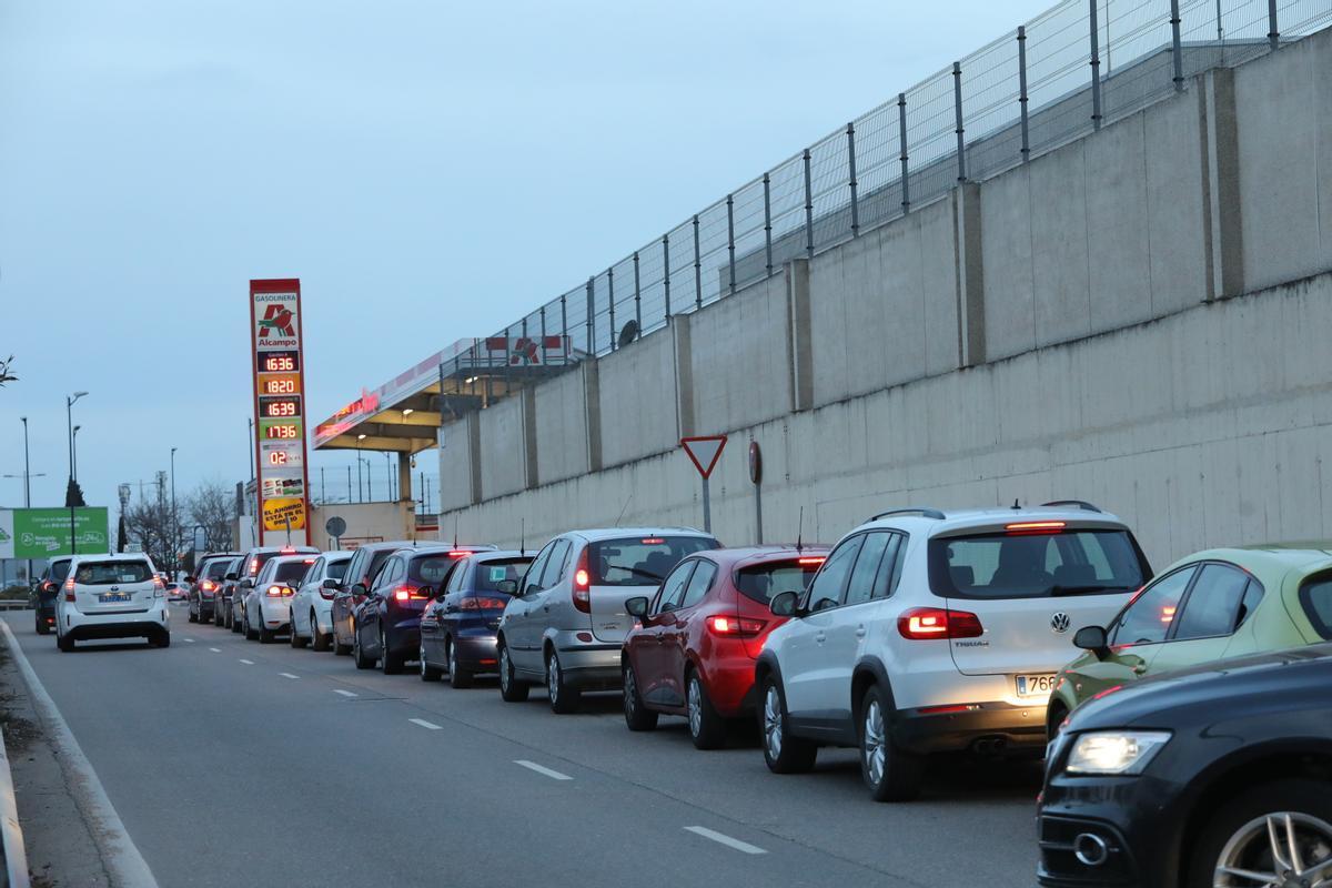 Cola de coches para repostar en la gasolinera de bajo coste de Alcampo, en Valdefierro, a mediados de marzo.