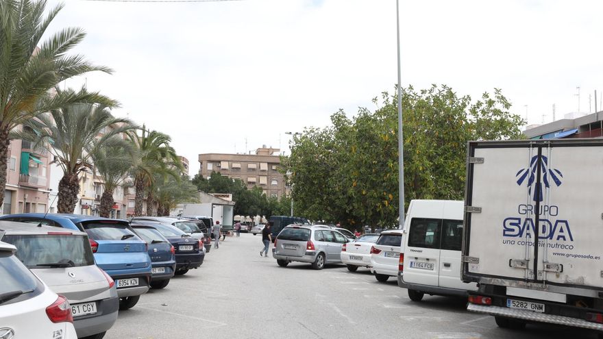 El mercadillo de la Plaza Barcelona en Carrús no volverá a la avenida Ausiàs March en Elche