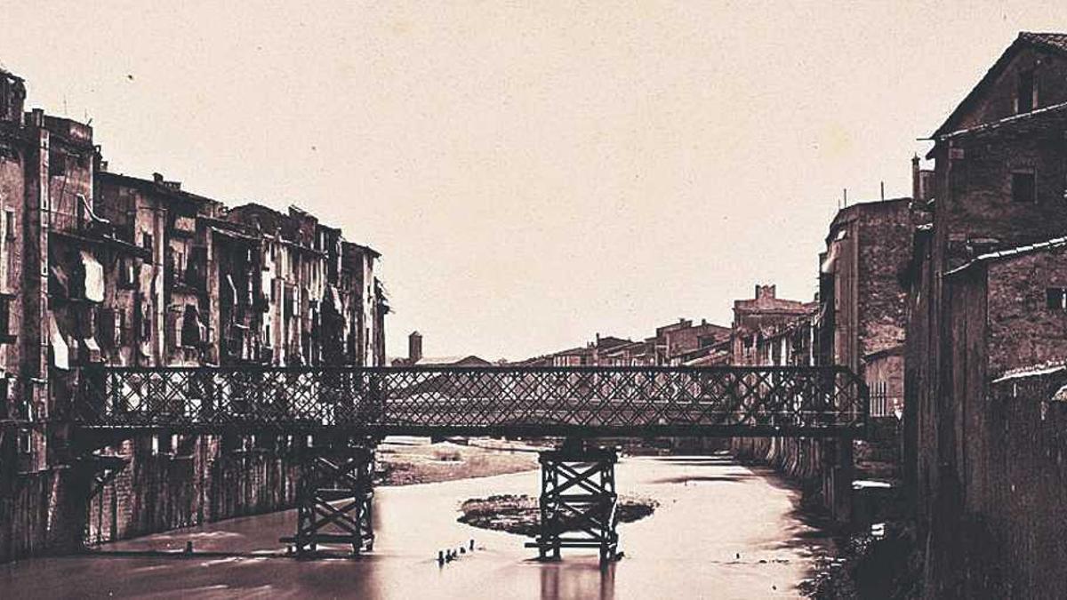 Una imatge de la construcció del pont de les Peixateries Velles, l’any 1877.
