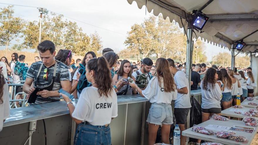 Los primeros asistentes llegan al festival.