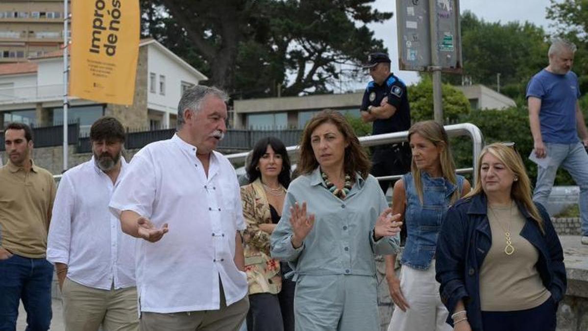 El alcalde de Oleiros, Ángel García Seoane, con la conselleira de Medio Ambiente, Ángeles Vázquez.