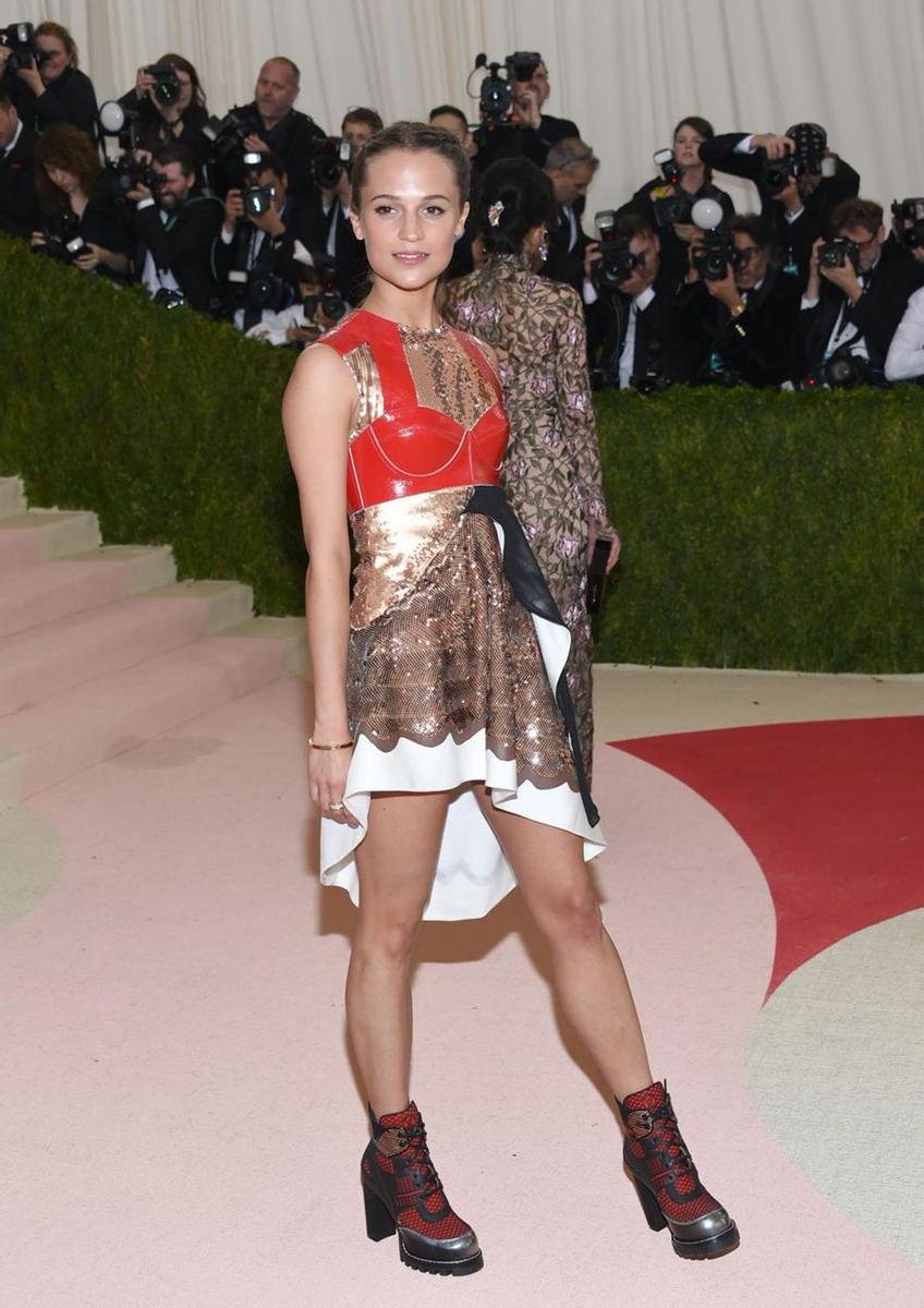 Alicia Vikander, de Louis Vuitton en la Gala MET 2016