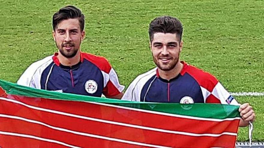 Coque y Juanan celebran la victoria con la Selección Autonómica.