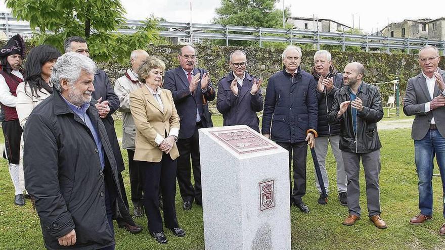 El monolito en memoria del empresario José Posada se encuentra en A Chavasqueira. // Iñaki Osorio