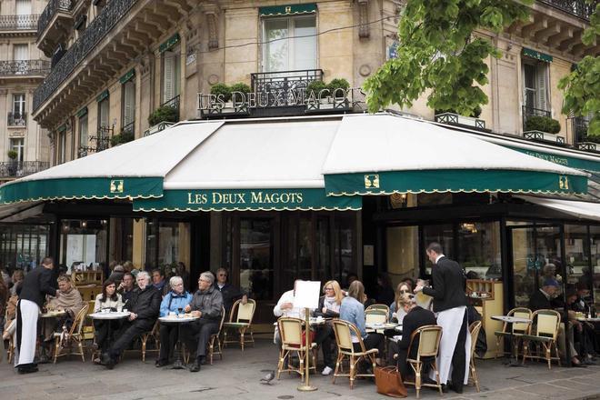 Café Les Deux Magots, punto de encuentro de la elite intelectual.