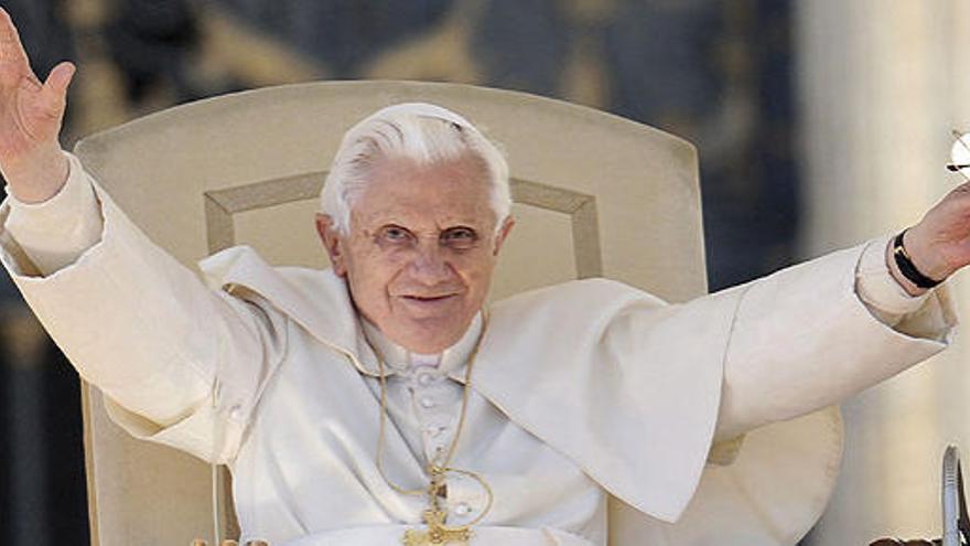 El papa Benedicto XVI saluda a los fieles en la Plaza de San Pedro del Vaticano, el pasado 27 de octubre