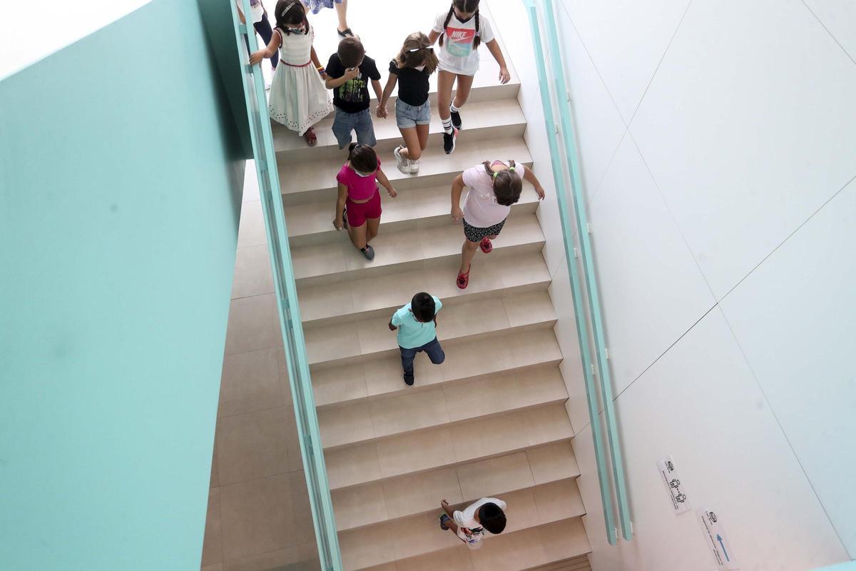 Varios niños en el CEIP Les Arts, de València