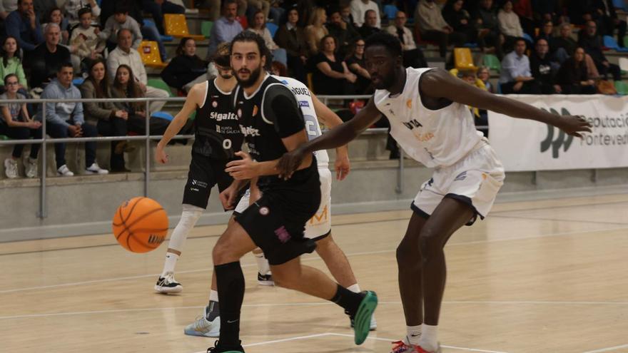 Los vilagarcianos tienen en su cancha el factor clave para lograr la permanencia. |  Noé Parga