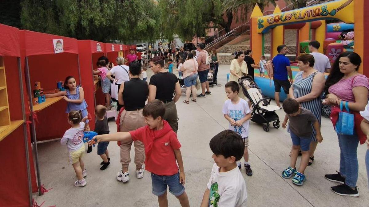 Numerosos pequeños han participado en talleres y juegos.