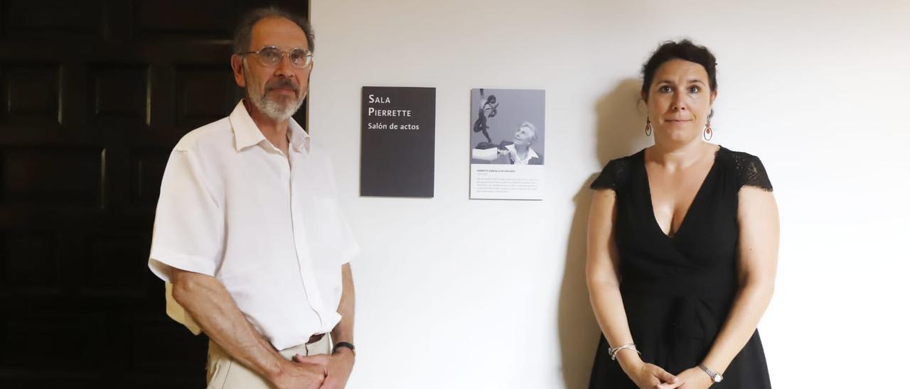 Jean Anguera (hijo) y Camile Anguera (nieta) han descubierto la placa de la Sala Pierrette.