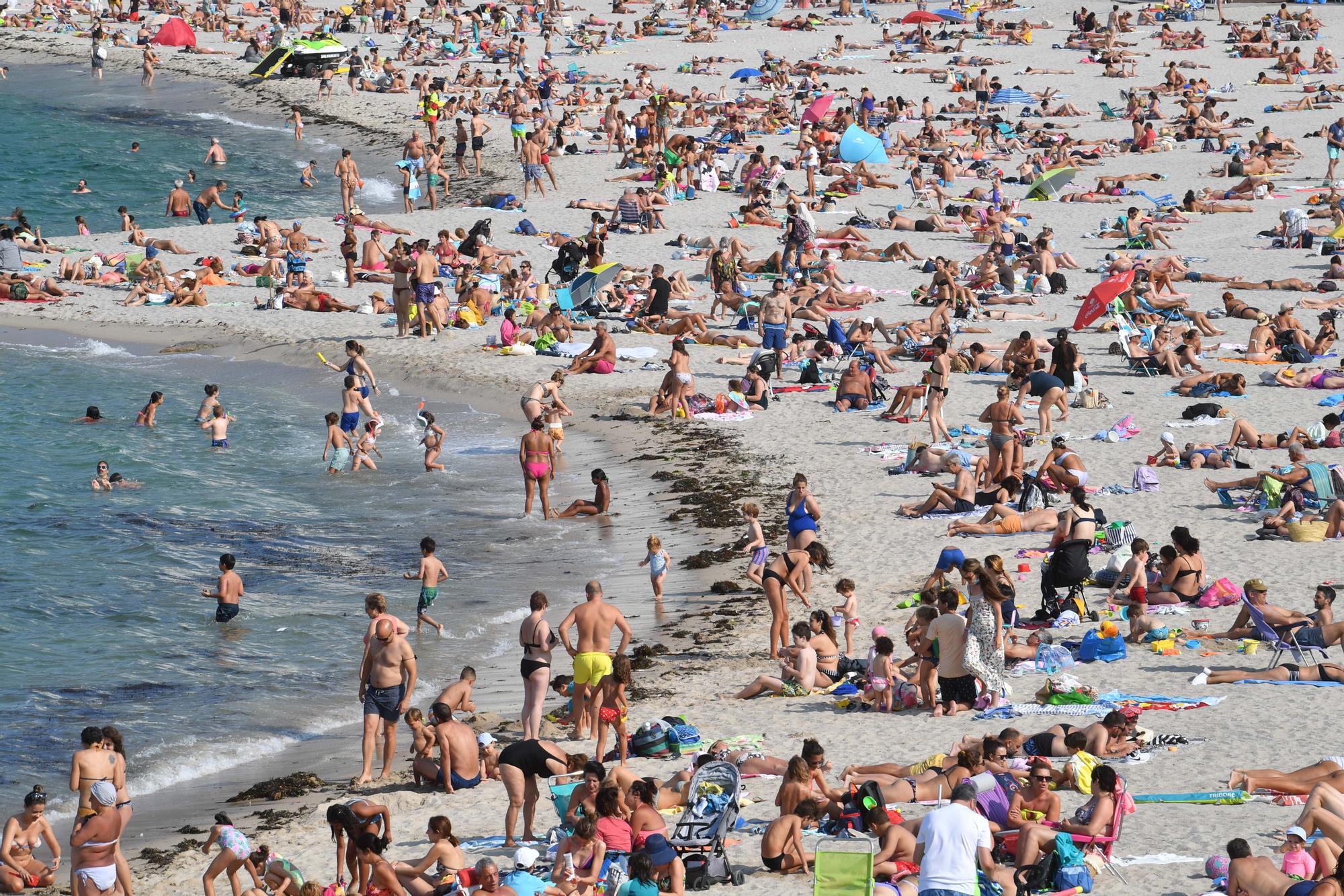 Las playas de A Coruña, abarrotadas con las mareas vivas