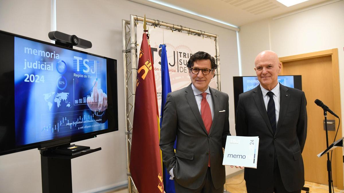 Pasqual del Riquelme presentó esta mañana junto al secretario Javier Parra la Memoria Judicial del TSJ de la Región del año 2024.