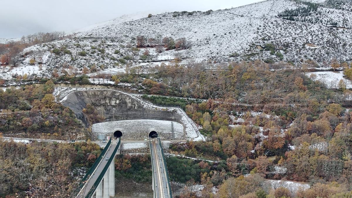 Varias localidades de la Alta Sanabria han despertado este miércoles cubiertas de nieve