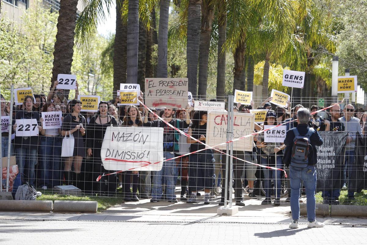 Una valla de obra y un fuerte dispositivo policial impidió a los manifestantes acceder al rectorado.