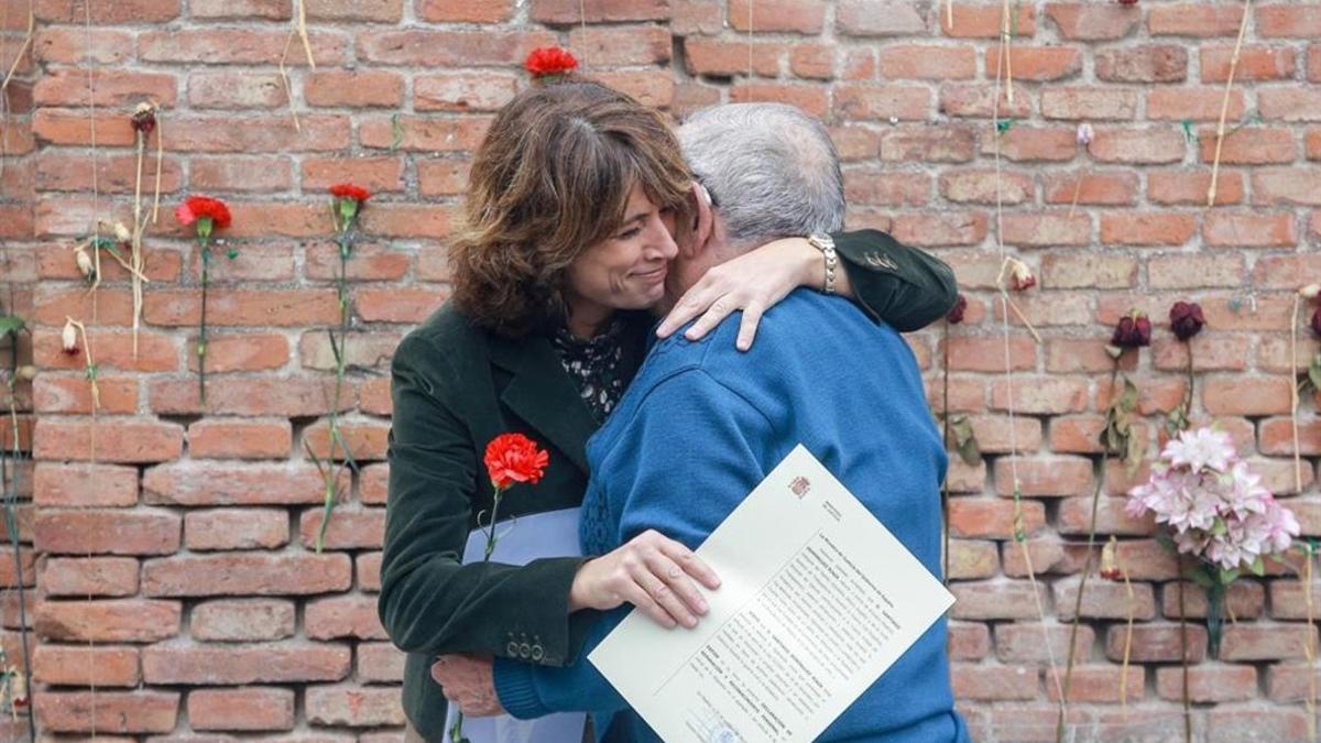 La ex ministra de Justicia, Dolores Delgado, junto a una víctima del franquismo en la entrega de declaración de reparación