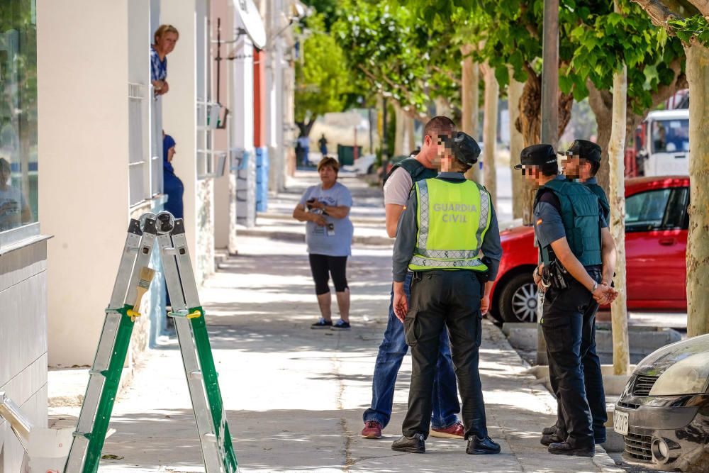 Guardia Civil y Policía Local despliegan un amplio dispositivo en el marginal distrito para detener al autor y restablecer la calma entre los dos clanes enfrentados