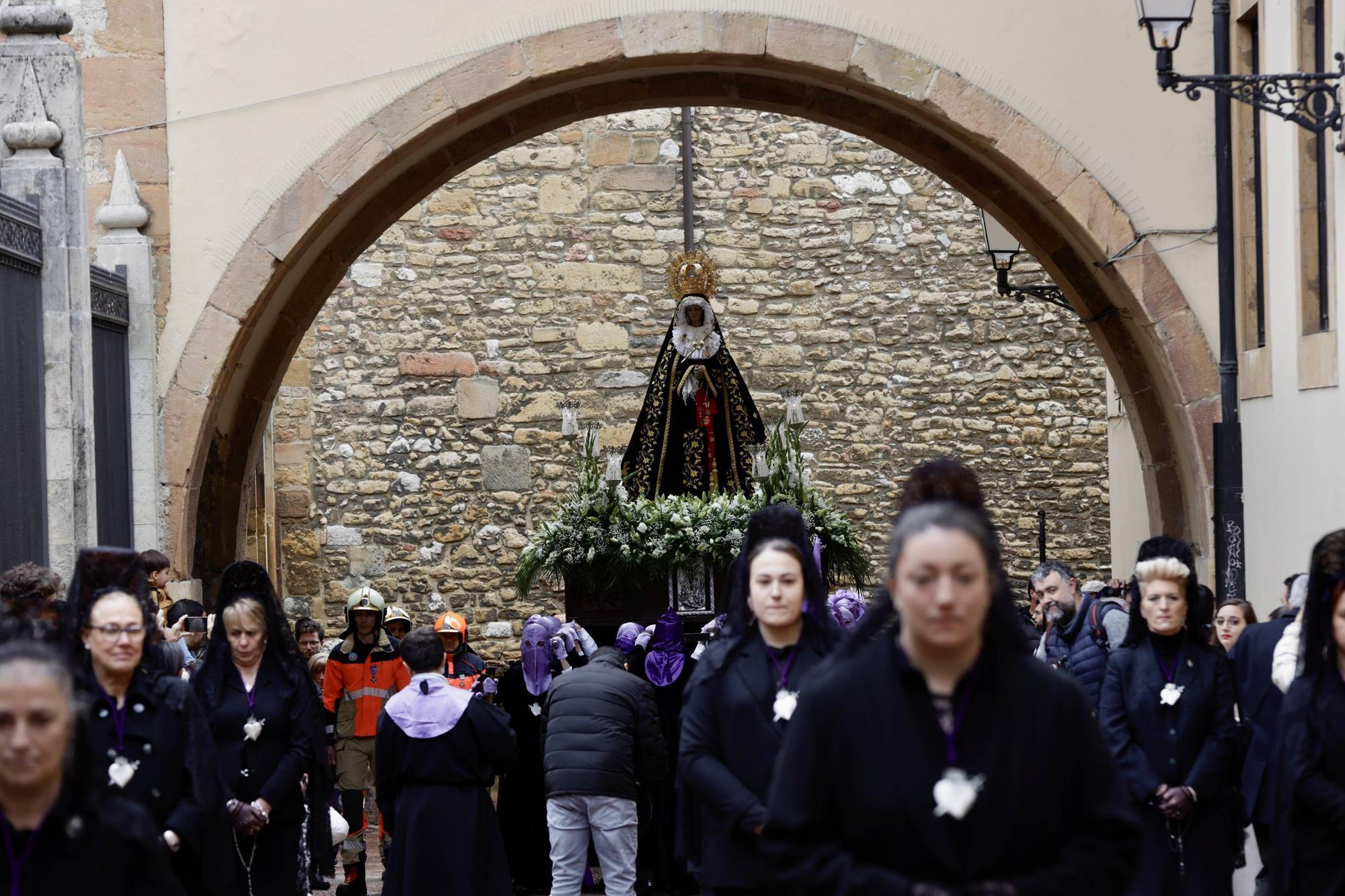 Procesión de la Dolorosa, el Sábado Santo, en el casco antiguo de Oviedo.