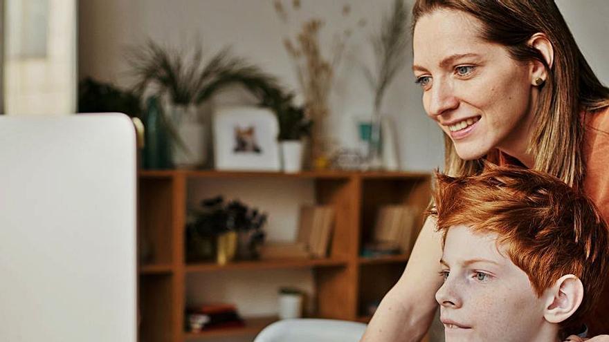 Un niño y su madre, ante un ordenador. | Julia M. Cameron / Pexels