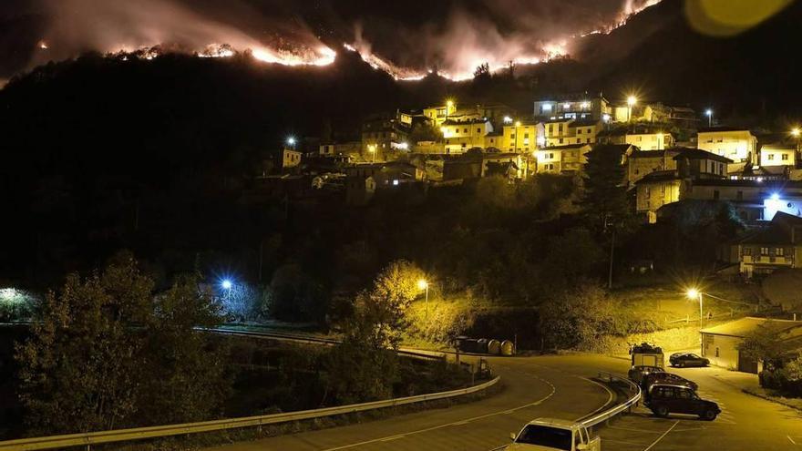 Las llamas sobre la localidad de Murias en el último gran incendio forestal en Aller.