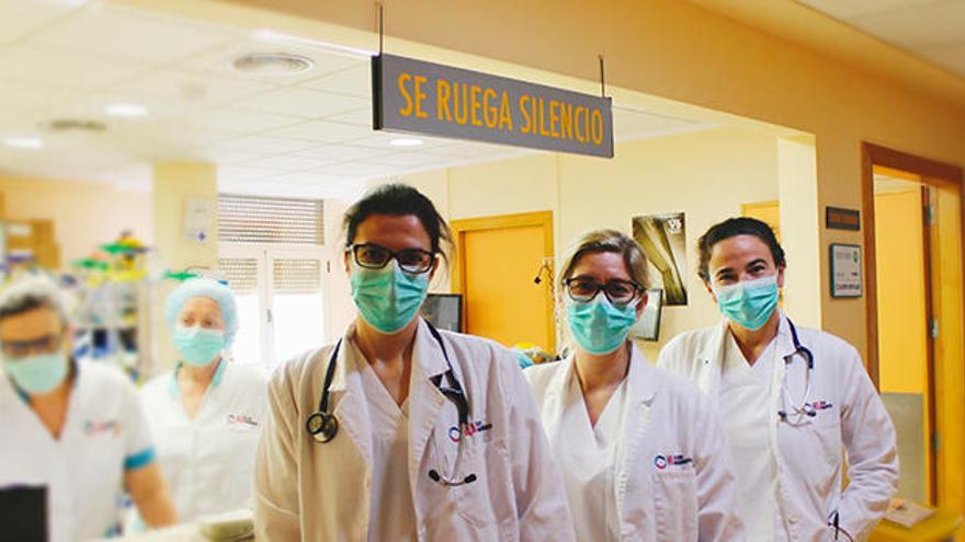 Tres internistas, protegidas con su EPI, dentro del hospital.