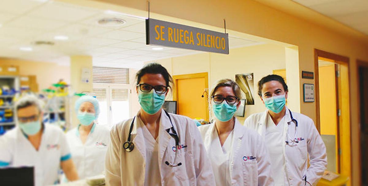 Tres internistas, protegidas con su EPI, dentro del hospital.