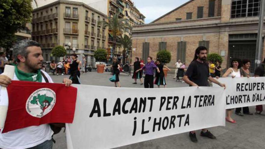 Organizadores y simpatizantes muestran sus pancartas.