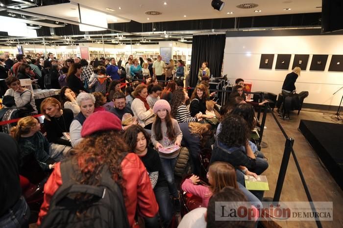 Rozalén, en la firma de discos y libros en FNAC