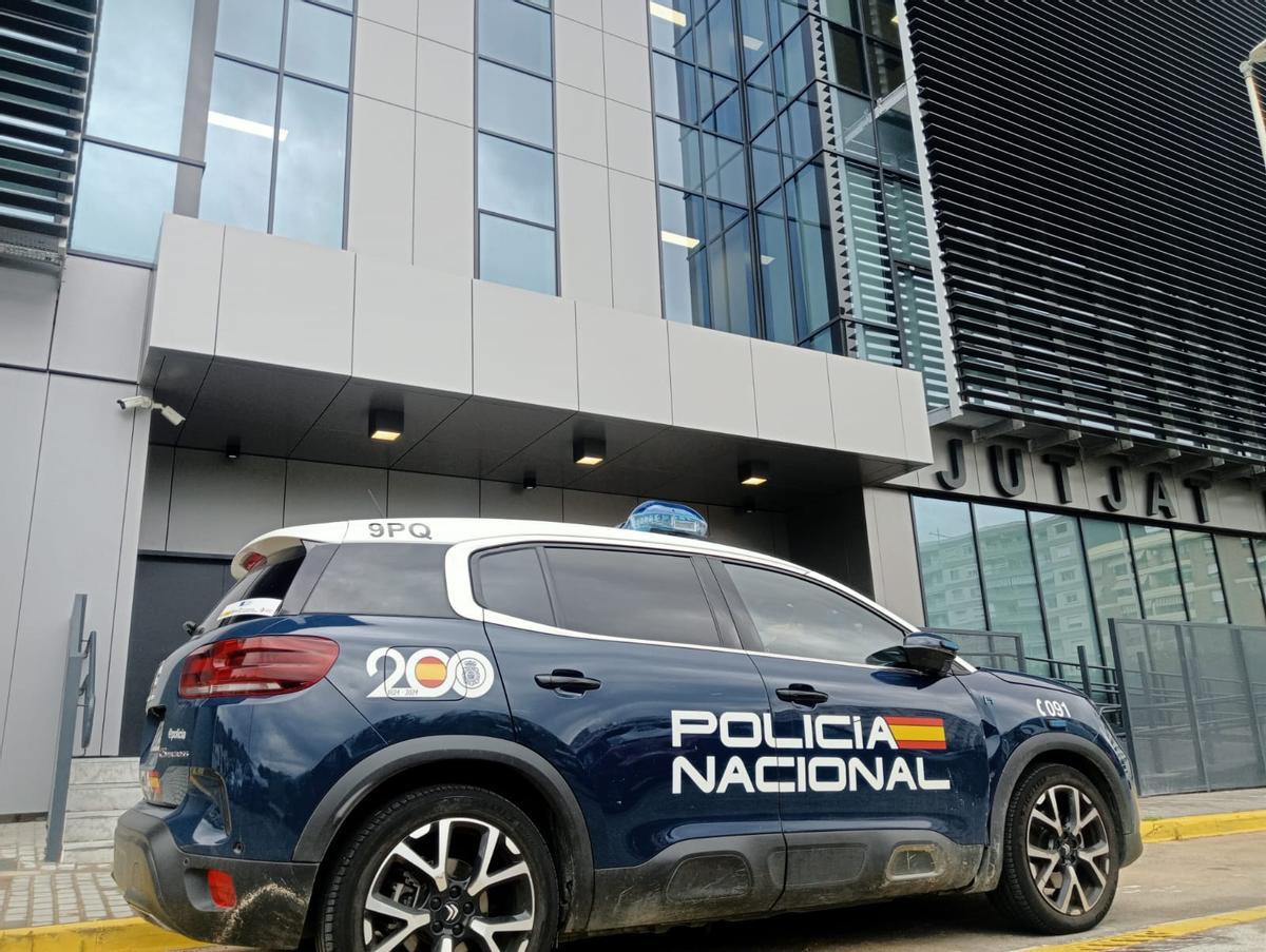 Un vehículo de la Policía Nacional en el Tribunal de Instancia de Gandia.