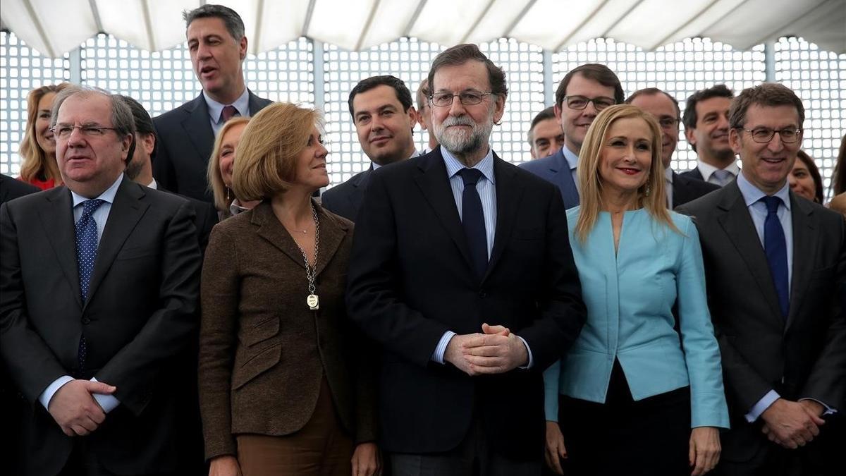 El presidente del Gobierno y del PP, Mariano Rajoy, con sus barones autonómicos y cargos de gobierno y partido antes de almorzar