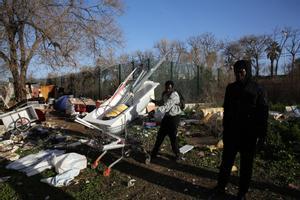 Desalojo de un grupo de chicos africanos que viven en barracas de la Mina