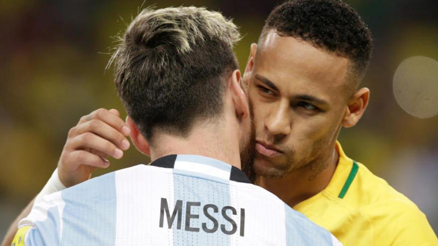 Saludo entre Messi y Neymar