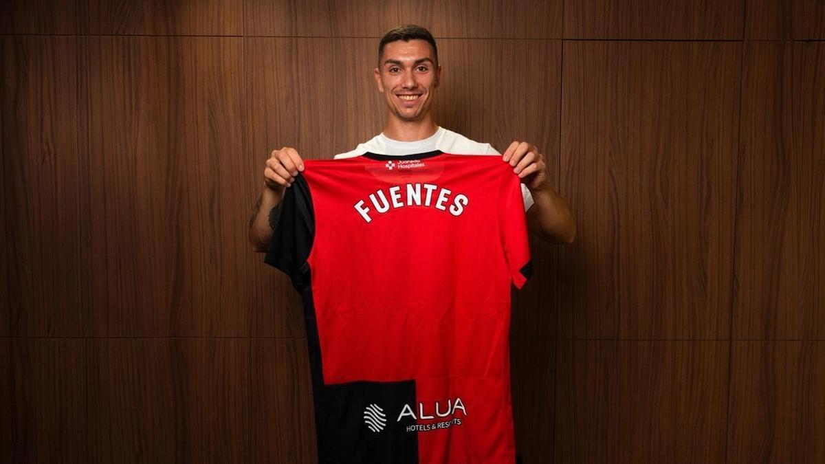 Adrián Fuentes posa con la camiseta del Mallorca.