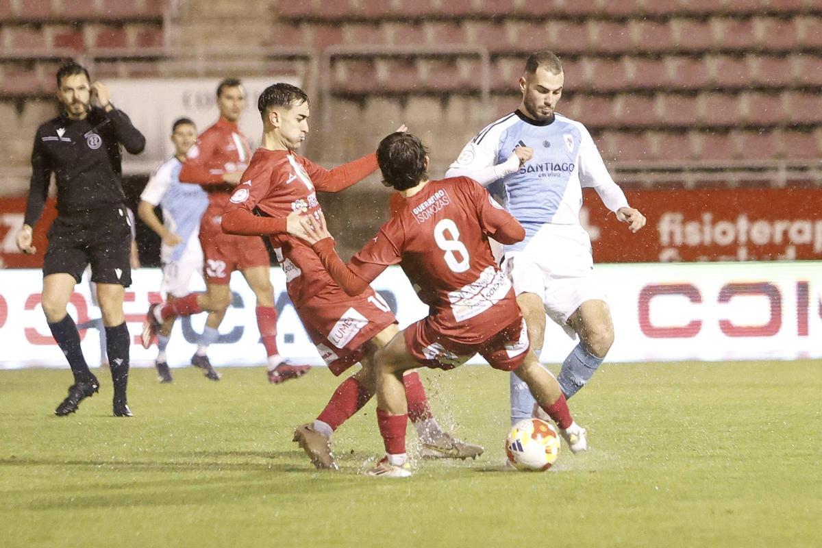 Jorge Maceira controla el balón ante dos rivales en el duelo entre el Compostela y el Somozas en San Lázaro.