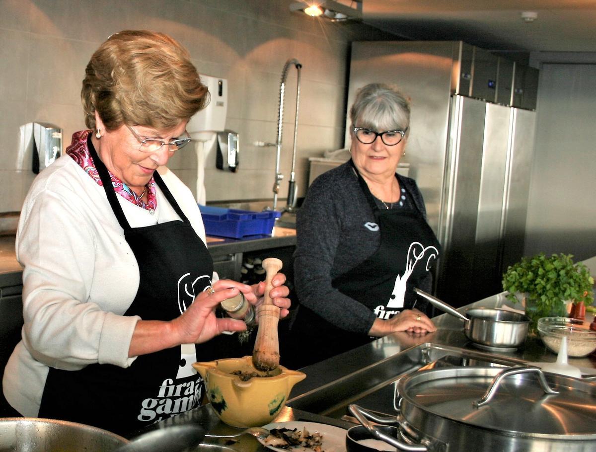 Imatge d'arxiu d'una sessió de l'activitat “Mestres i Mestresses dels Fogons” a l’Espai del Peix