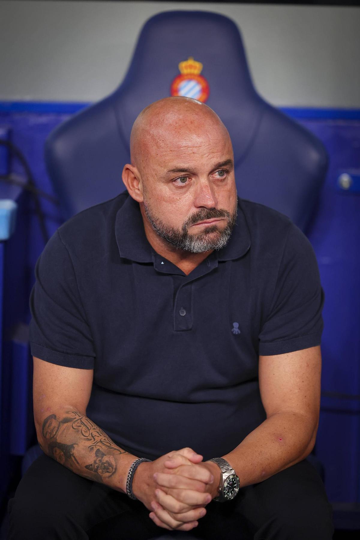 Manolo González, en el banquillo del RCDE Stadium