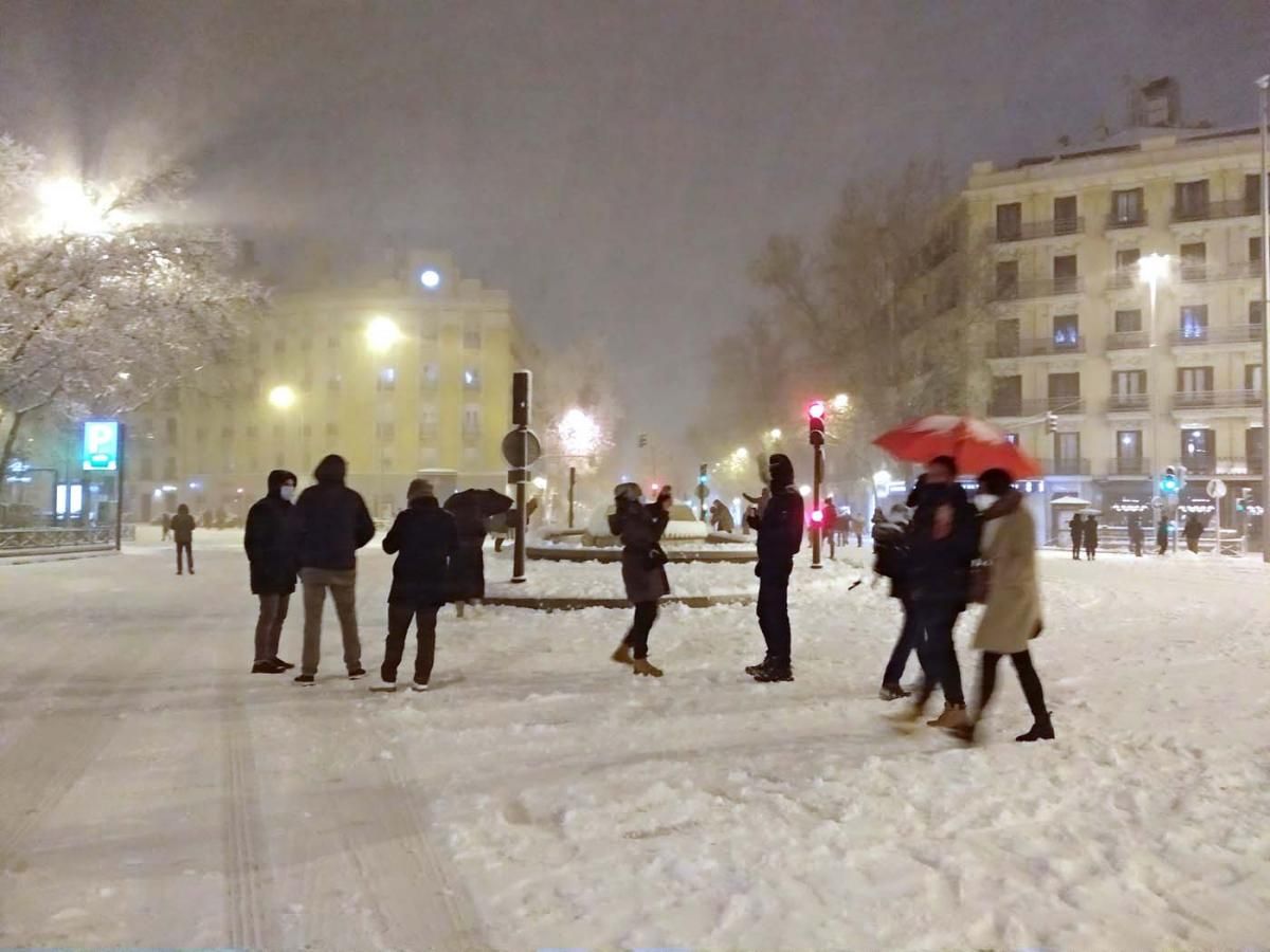 Madrid colapsada por la nevada histórica que cubre de blanco la capital