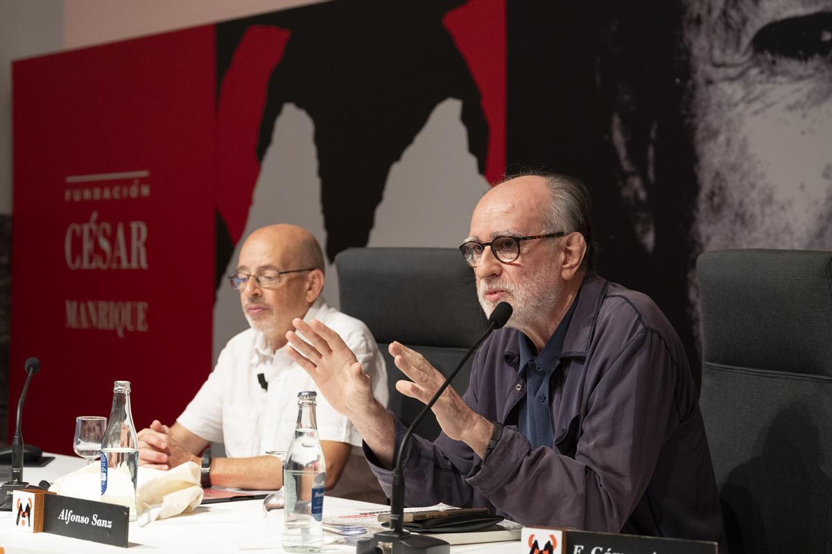 Alfonso Sanz (i) y Fernando Gómez Aguilera, este jueves en la Sala José Saramago, en Arrecife