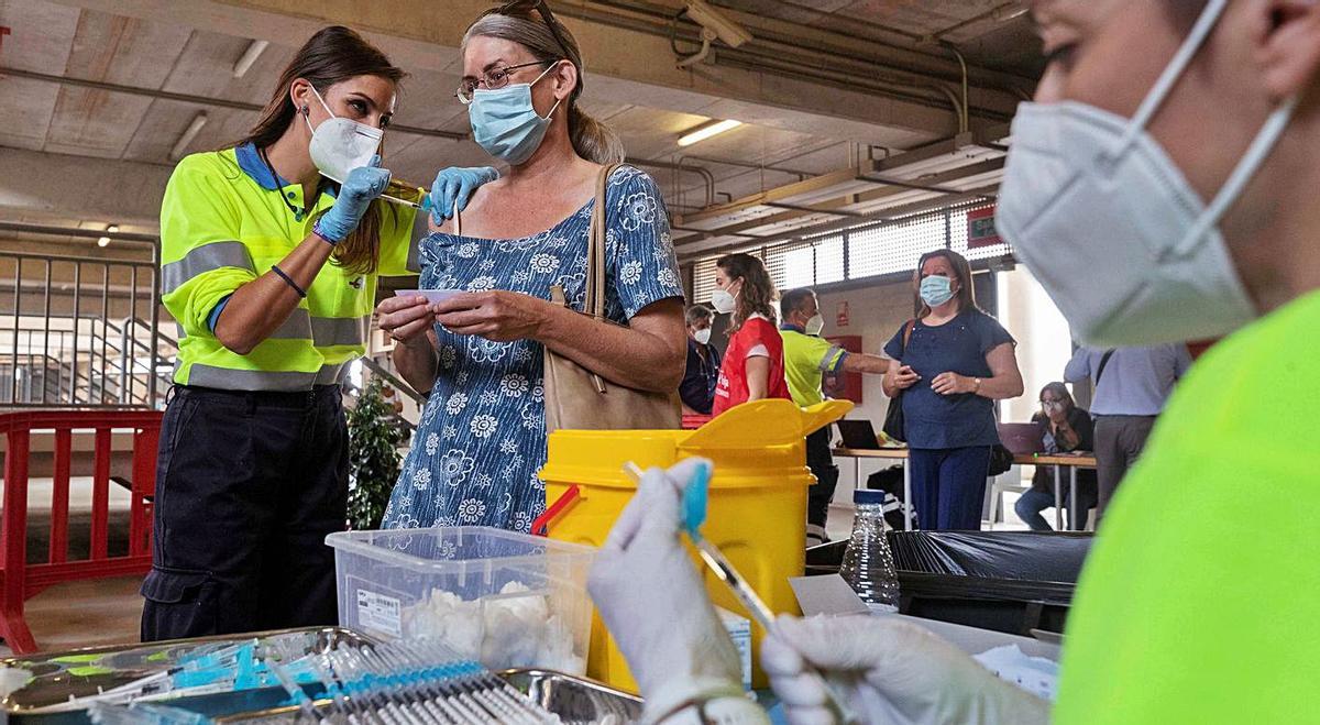 Una enfermera pone la vacuna de Pfizer a una mujer, ayer en Murcia.  | EFE/MARCIAL GUILLÉN