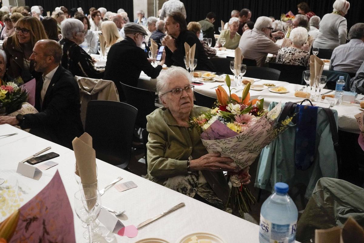 Imatge del dinar d’homenatge a les persones centenàries de Manresa al Museu de l’Aigua i el Tèxtil Imatge del dinar d’homenatge a les persones centenàries de Manresa al Museu de l’Aigua i el Tèxtil
