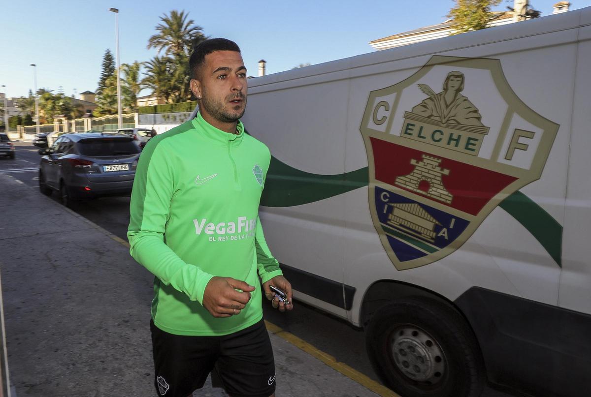 Sergio León llega a un entrenamiento del Elche