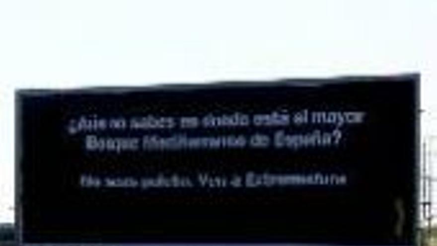 Ibarra exige la retirada de las polémicas vallas de promoción