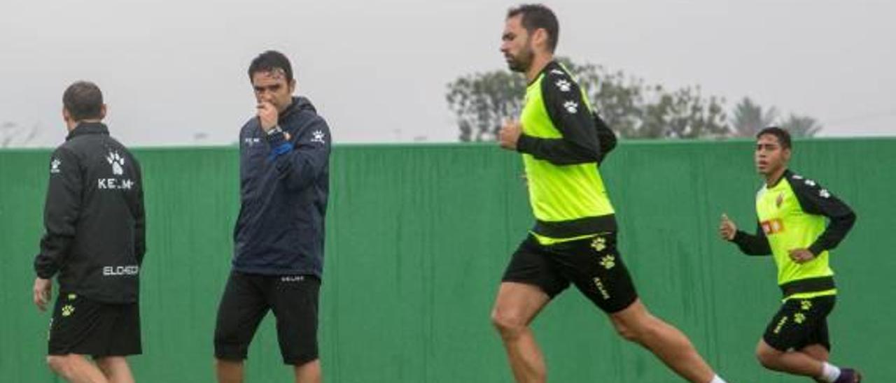 Lolo, junto a Toril, Nino y Leomar, durante un entrenamiento reciente en el campo anexo al Martínez Valero.