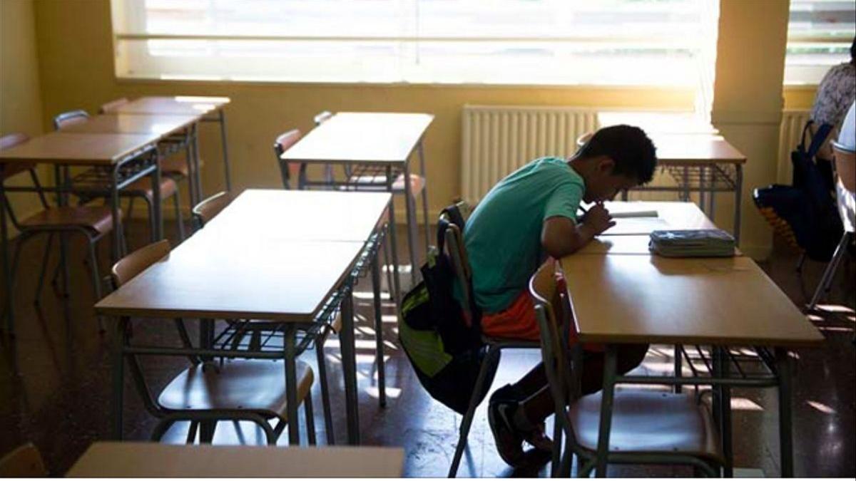 Un estudiante de Secundaria realiza un examen de recuperación, en una imagen de archivo.