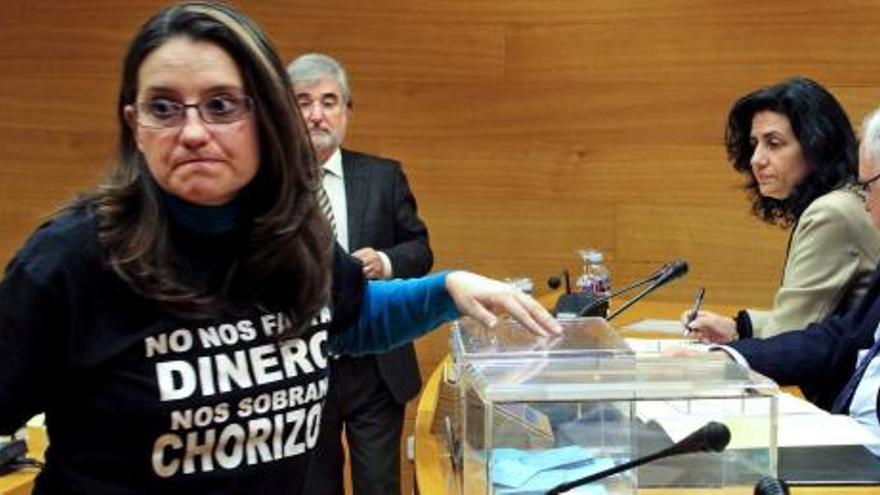 Mònica Oltra, con una de sus camisetas en las Corts en presencia de Cotino.