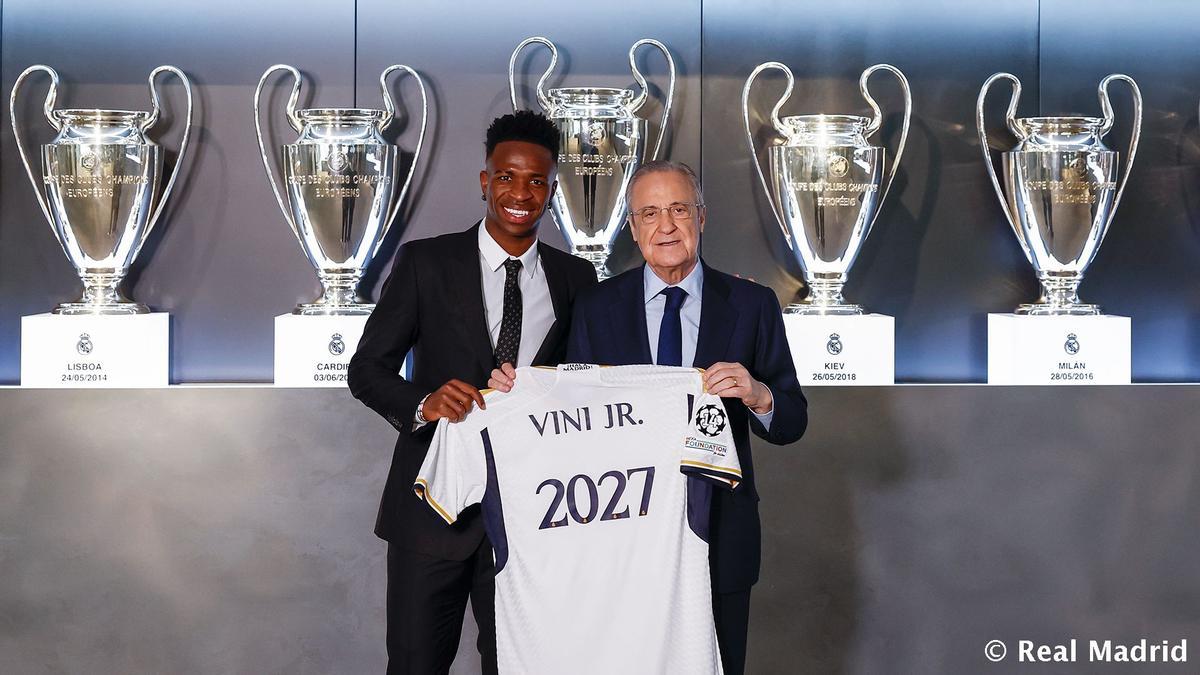 Vinicius Junior y Florentino Pérez posan durante su renovación con el Real Madrid.