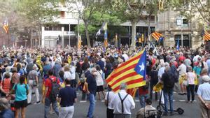 Concentración ante el Consulado de Italia en Barcelona por la detención del expresidente Carles Puigdemont.