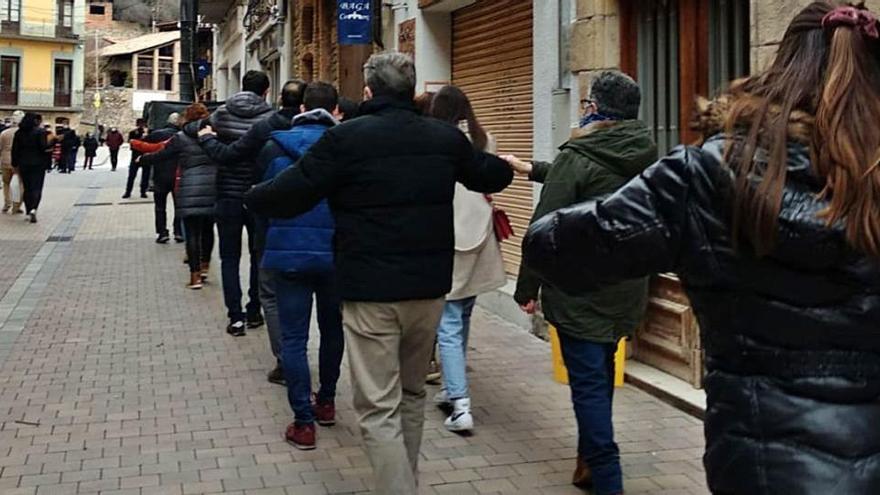 L&#039;Esbart Cadí fent ahir el tradicional ball cerdà al carrer del Raval de Bagà