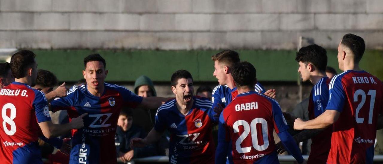 Los jugadores del Langreo celebran el gol conseguido en O Vao ante el Coruxo