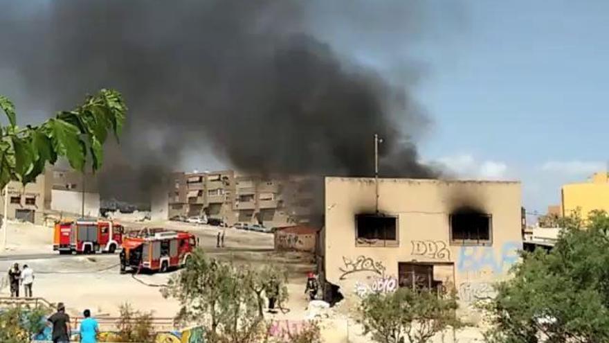 Rescatan a cuatro personas en el incendio de una nave industrial abandonada en Alicante